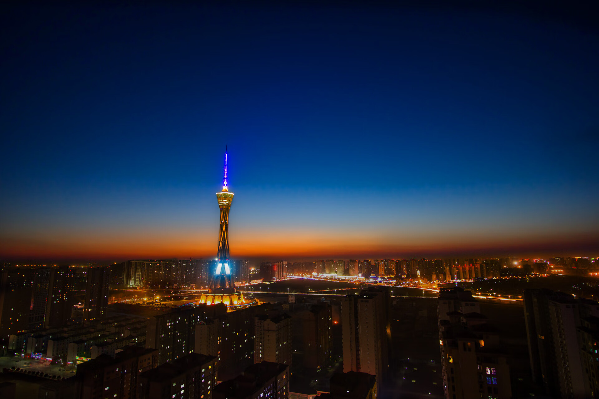 当长矛刺穿盾牌，牙买加的蓝山脚下，阿什拉夫一人击碎阿森纳