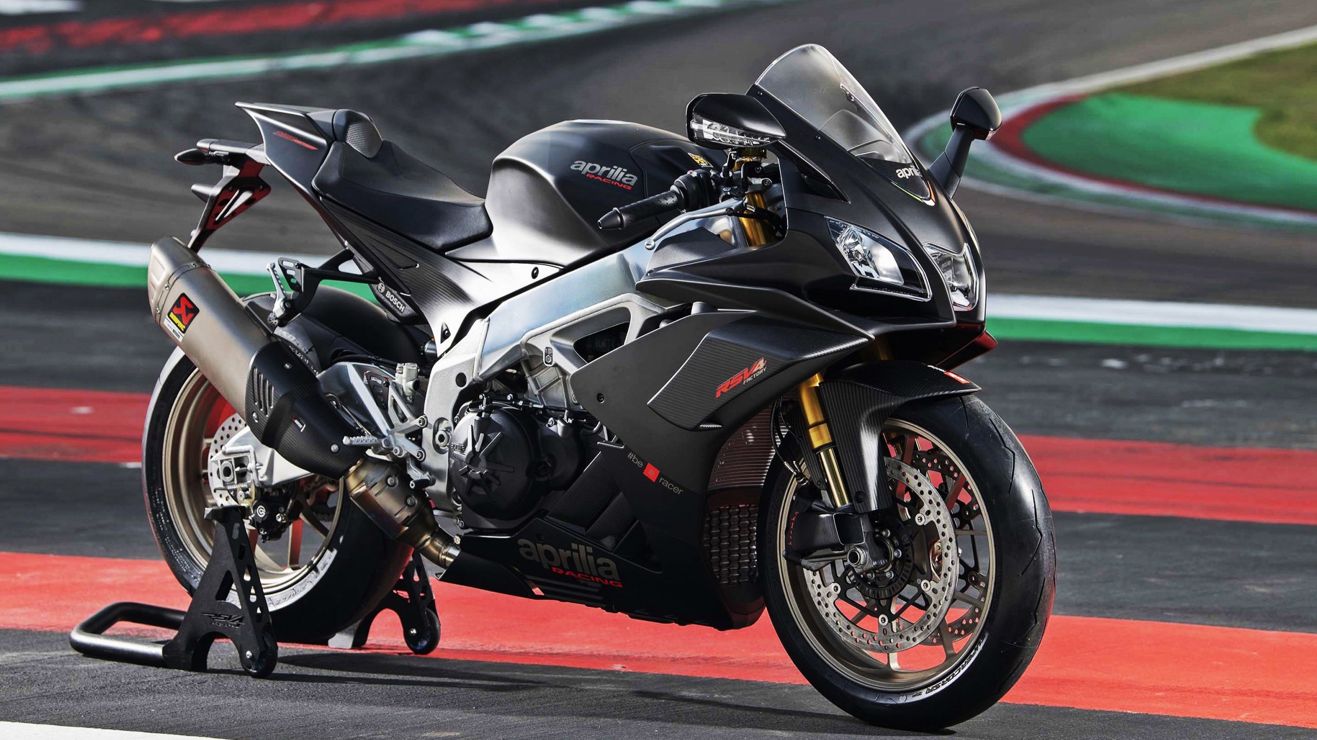 终极单杆，帕尔默在塞维利亚的绿色棋盘上，击碎日本武士的决斗